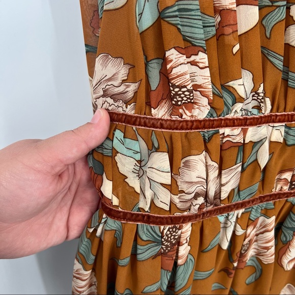 Entro Tan V-Neck Pleated Floral Dress Size Large - Picture 4 of 13